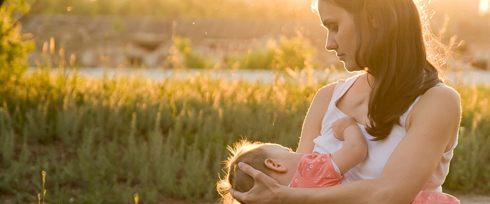 Mulher a amamentar filho | Dieta e amamentação | Holmes Place