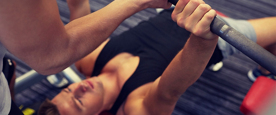 Homem a levantar pesos | Musculação | Fitness | Futebol | Holmes Place