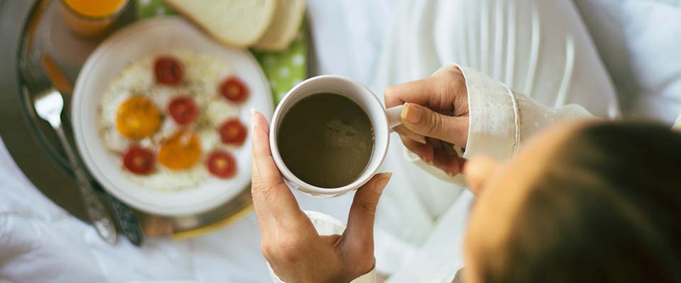 Mulher a beber café | Dicas para comer menos doces | Holmes Place