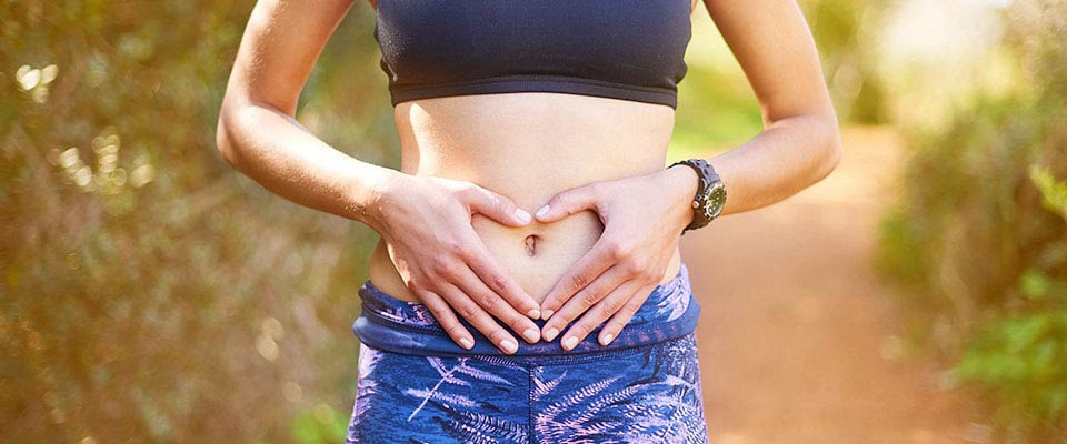 Woman fitness outfit workout outdoor belly abs | Holmes Place