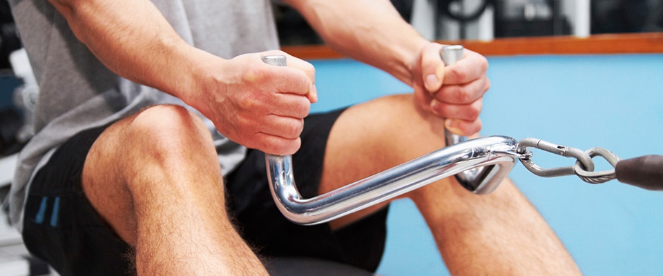 Homem a fazer remo | Treino de fitness para executivos | Holmes Place
