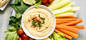 húmus com palitos de legumes | petiscos saudáveis para festas | holmes place