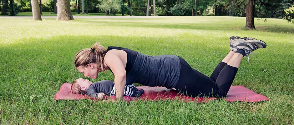 Mãe a fazer exercício físico pós-parto | Holmes Place