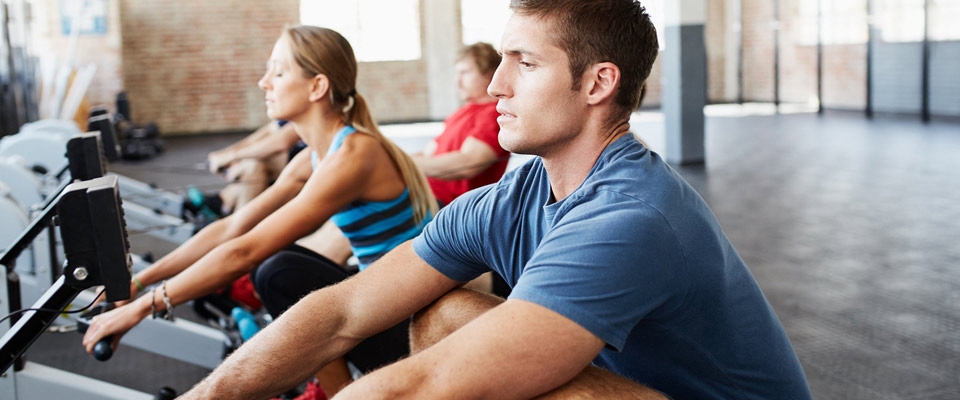 Grupo a fazer remo | Cardio | Holmes Place