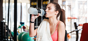 Mulher a beber água | Inflamações | holmes place