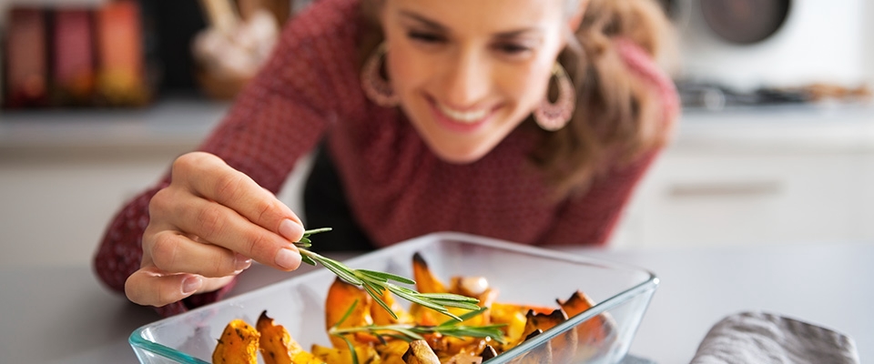 Mulher a cozinhar | Dieta para aumentar a sensação de Bem-estar | Holmes Place
