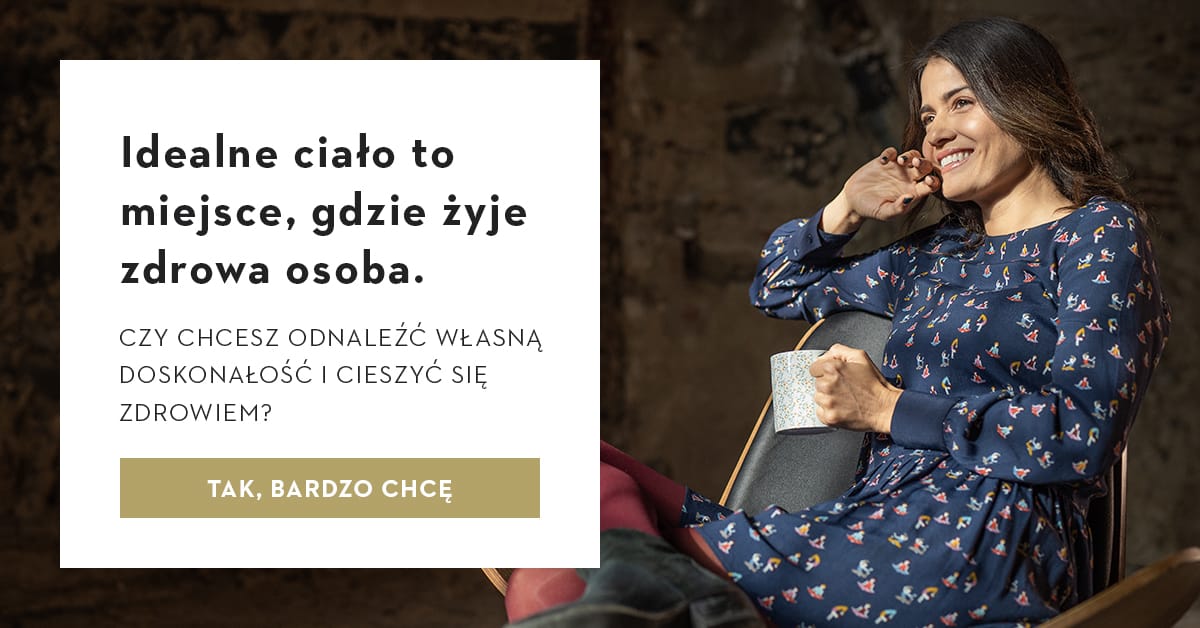 kobieta siedzi z kubeczkiem kawy w Holmes Place