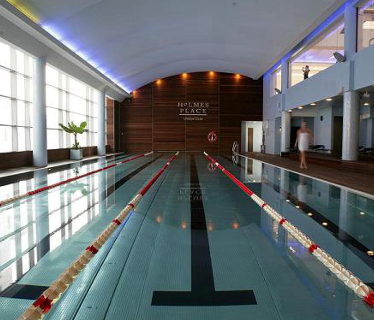 Basen w klubie w hotelu Hilton