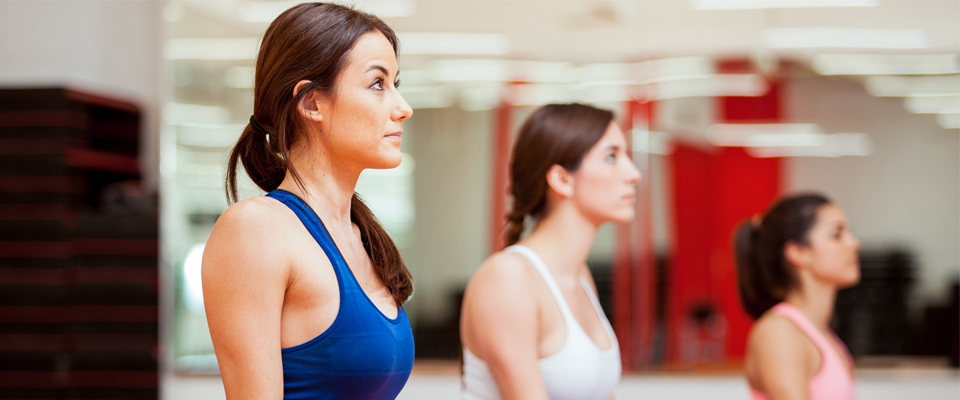 Grupo de mulheres a fazer uma aula de Pilates no ginásio | Holmes Place