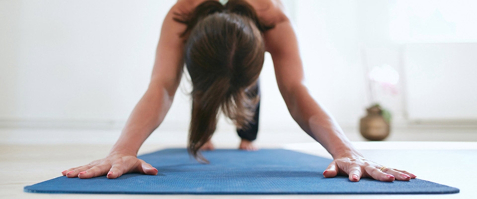 Mulher a fazer yoga insónias banner