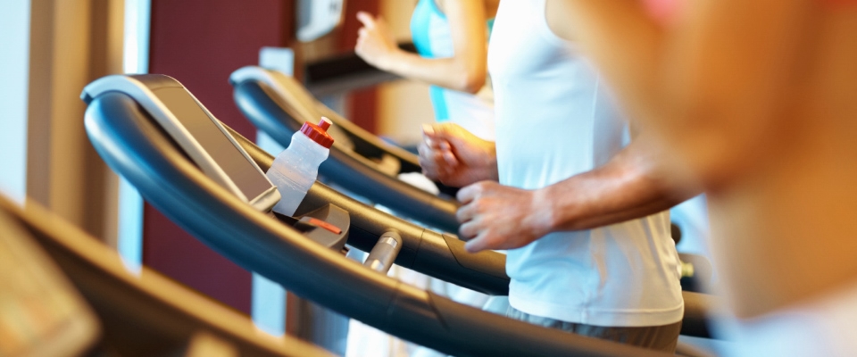 Holmes Place | gym treadmill close up hands