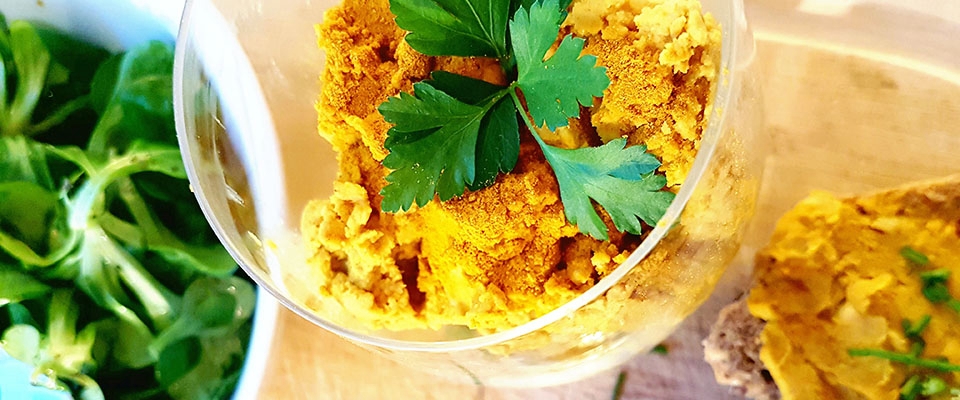 gesundes rezept für selbstgemachten curry hummus banner