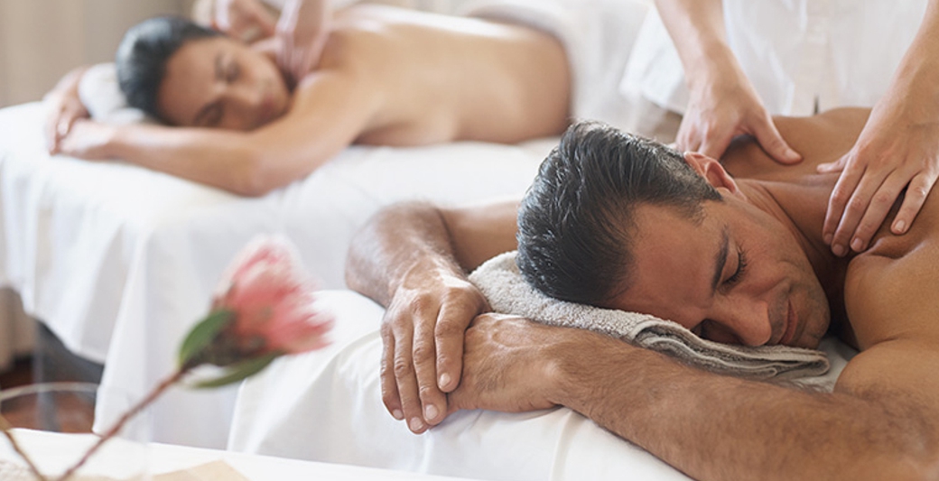 kobieta i mężczyzna podczas masażu w Holmes Place SPA