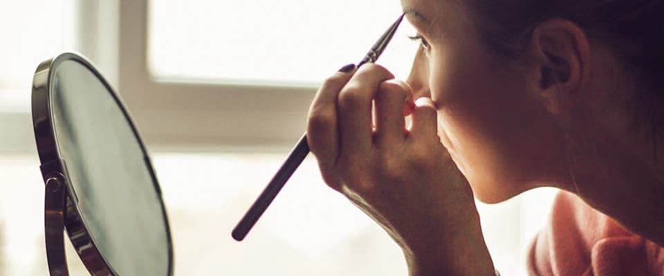 make up eyeliner eyebrow pencil woman mirror detail Holmes Place