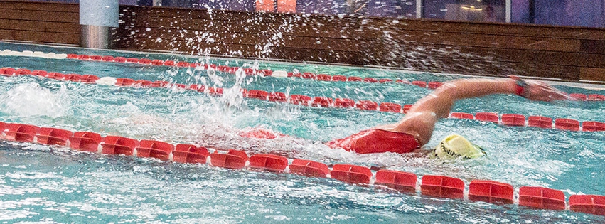 pływak w basenie podczas Holmes Place Indoor Triathlon