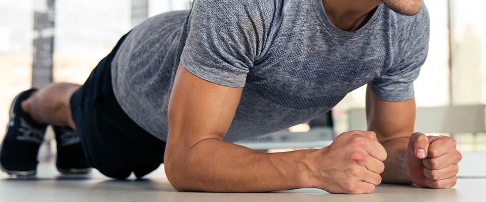 homem plank pose ginásio treino fitness | Holmes Place