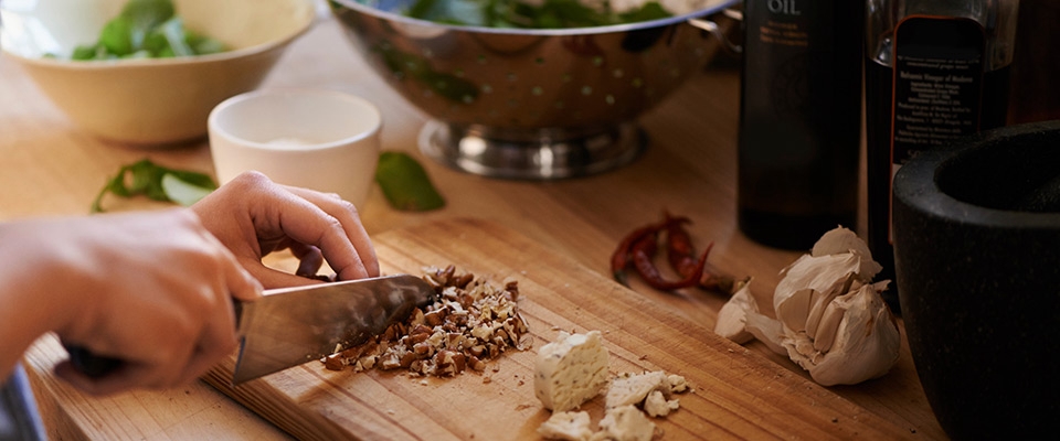 Mulher a cortar ingredientes para o jantar | Jantares Proteicos | Holmes Place