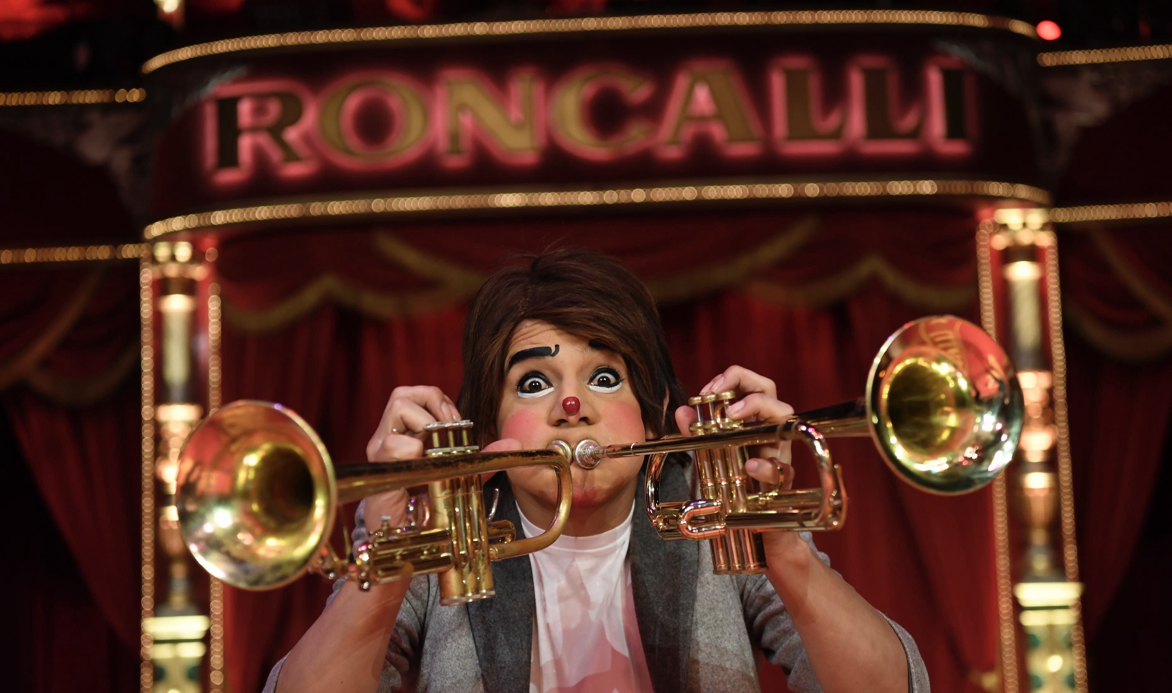 Roncalli Clown mit 2 Trompeten