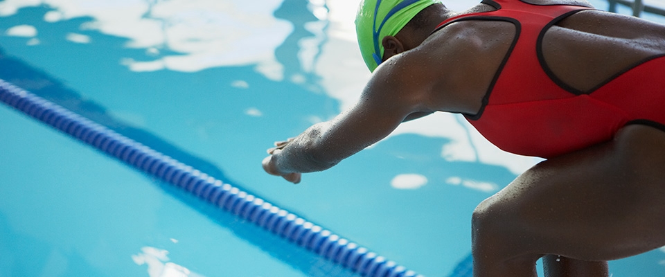 Holmes Place | Woman diving pool