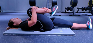 alongamentos para prevenir dores nas costas | holmes place