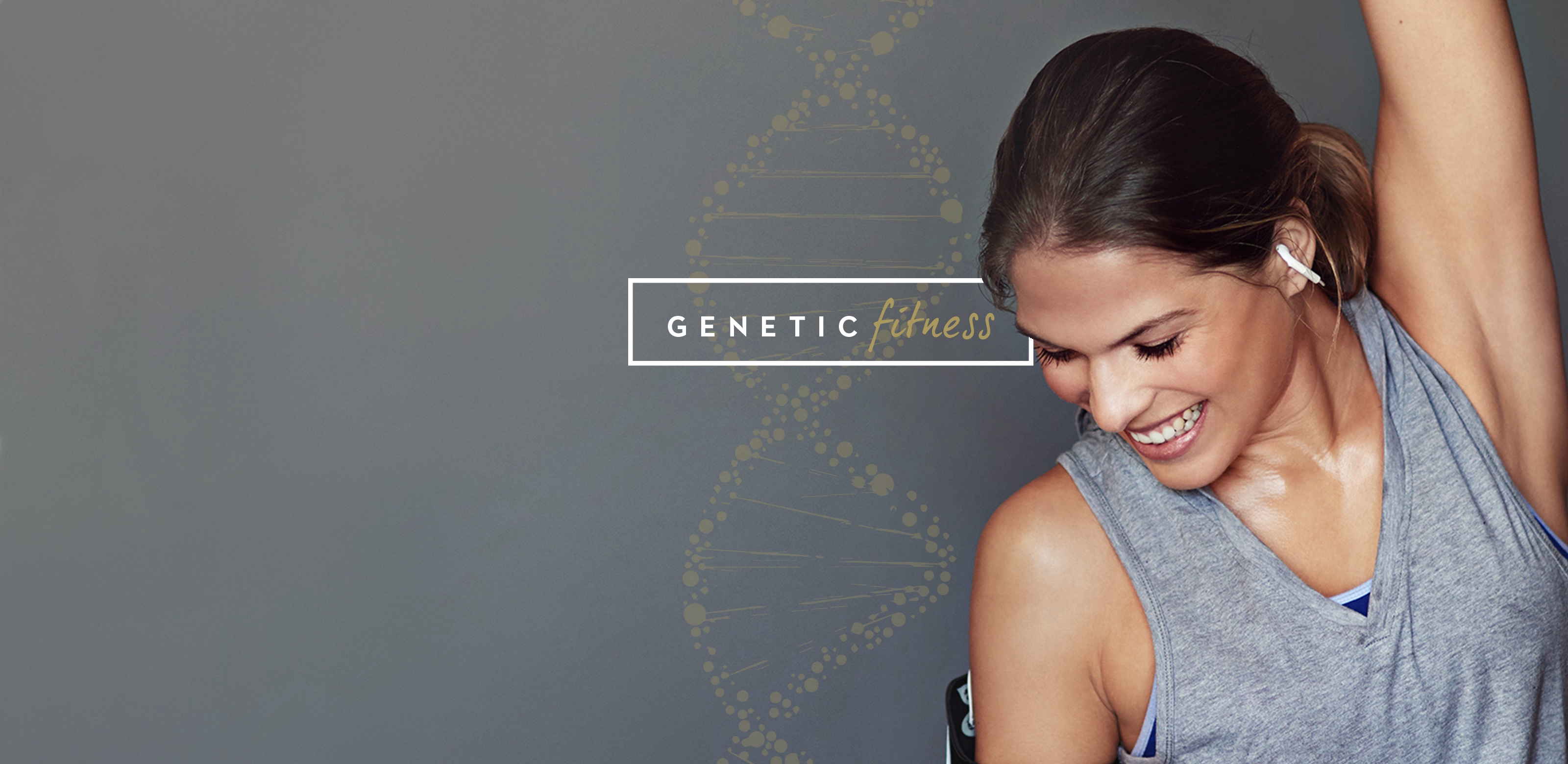 Mulher a sorrir a ouvir música | GeneticFitness | Holmes Place