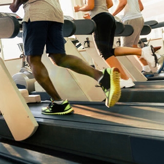 Holmes Place | Treadmill running close up legs and feet men woman