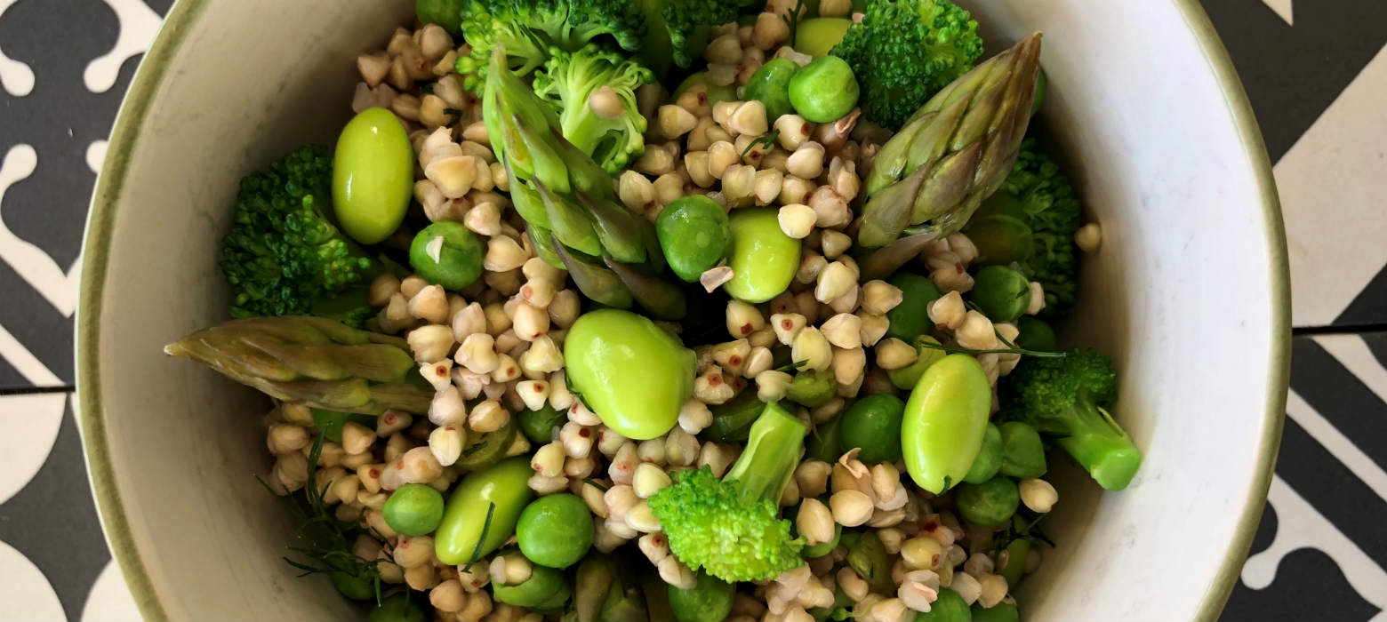 Holmes Place | Οι Συνταγές του Holmes Place Café: Σαλάτα φαγόπυρο με edamame, σπαράγγια, αρακά & μπρόκολο