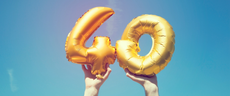 Holmes Place | hands holding number 40 golden balloons