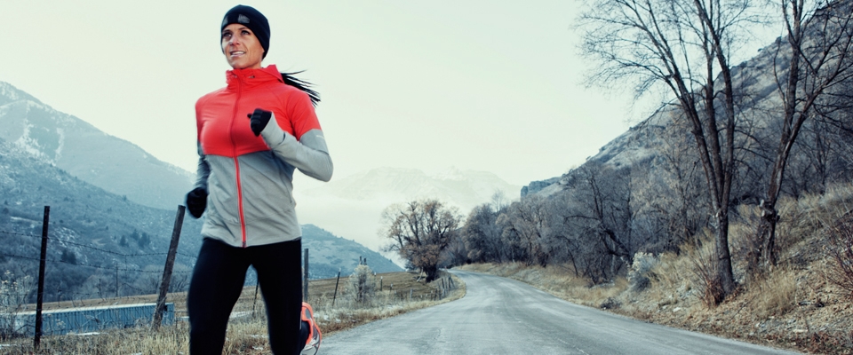 Holmes Place | Woman running outdoor winter snow
