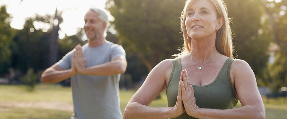 Casal a fazer reeducação postural | Postura | Fisioterapia | Holmes Place
