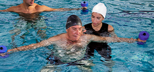 Prevenção de quedas no idoso | benefícios da fisioterapia na água | holmes place