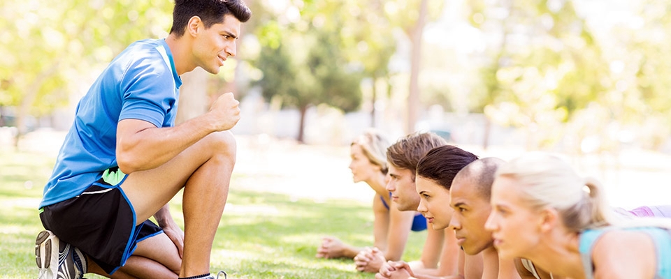 Treino ao ar livre dado por um personal trainer | Holmes Place