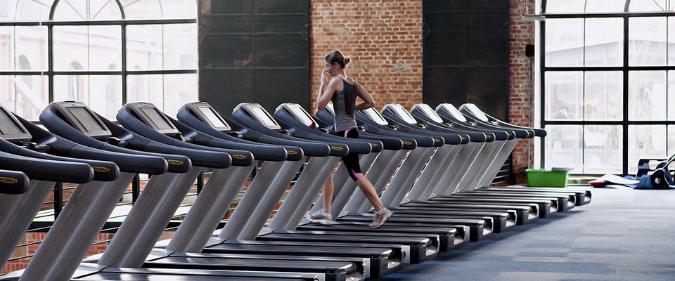 Pessoa a fazer treino na passadeira | Holmes Place