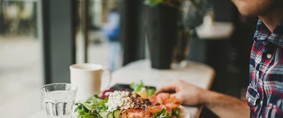 Mulher a comer um prato com gordura saudável | Dieta | Holmes Place