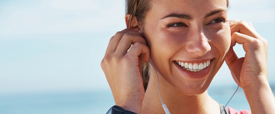 Holmes Place | Woman Smiling Headphones sport running