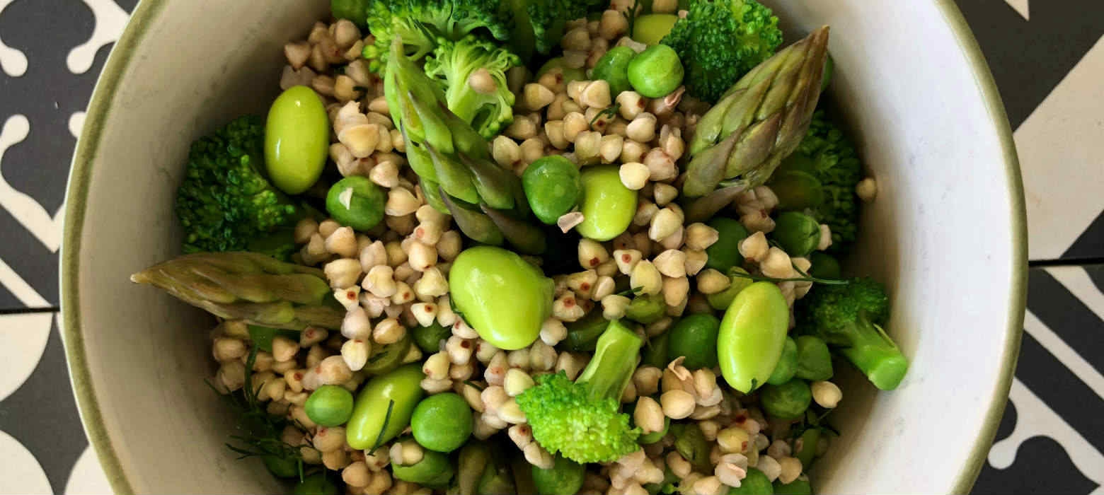 Holmes Place | Οι Συνταγές του Holmes Place Café: Σαλάτα φαγόπυρο με edamame, σπαράγγια, αρακά & μπρόκολο