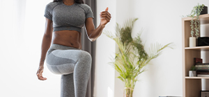 marcha no lugar | 5 exercícios curtos para contrariar o sedentarismo