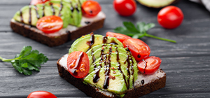 tostas integrais com abacate | petiscos saudáveis com amigos | holmes place