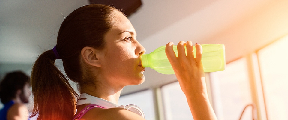 mulher beber garrafa fitness treino ginásio desporto | Tonturas | Holmes Place